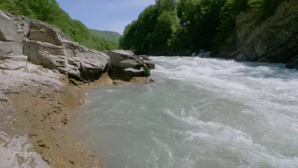 Kaukaz Adygeja Wąwóz Khadzhokhskaya Wiosną Rzeka Belaya — Wideo stockowe