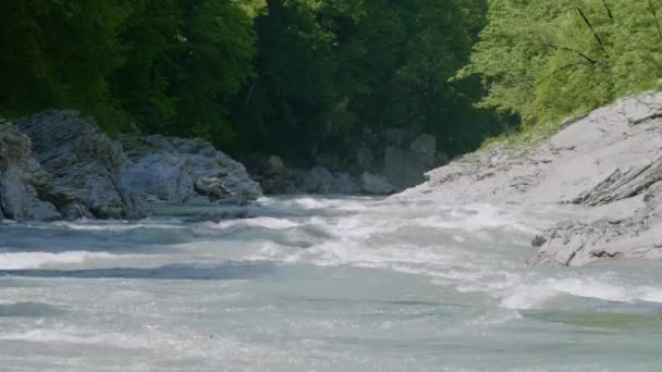 Βουνά Του Καυκάσου Αντιγκέια Φαράγγι Khadzhokhskaya Ποταμός Belaya Την Άνοιξη — Αρχείο Βίντεο