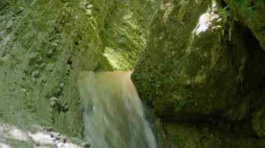 Kafkasya Dağları. Adigea, Khadzhokhskaya geçidi. Mezmaysky deresinde şelaleler.