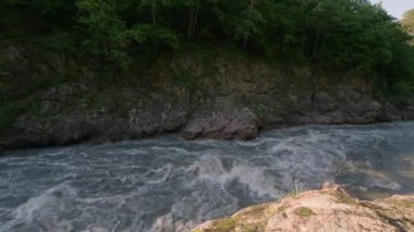 Kafkasya Dağları, Adygeya. Granit geçitteki Belaya Nehri.
