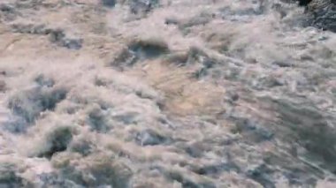 Kafkasya Dağları, Adygeya. Granit geçitteki Belaya Nehri.