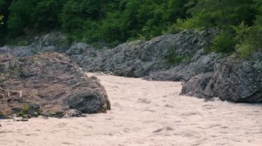 Kafkasya Dağları, Adygeya. Granit geçitteki Belaya Nehri.