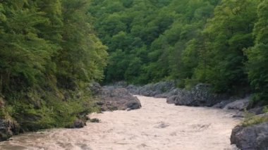 Kafkasya Dağları, Adygeya. Granit geçitteki Belaya Nehri.