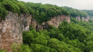 Kafkasya Dağları, Adygeya. Sis içinde Belaya Nehri ve Una-Koz sırtı üzerinde uçuyor..