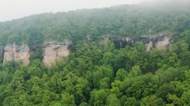 Kafkasya Dağları, Adygeya. Sis içinde Belaya Nehri ve Una-Koz sırtı üzerinde uçuyor..