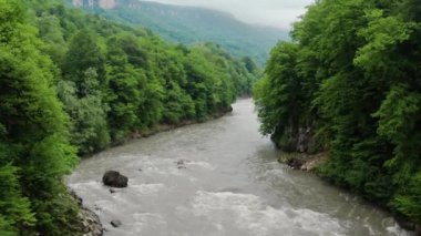 Kafkasya Dağları, Adygeya. Sis içinde Belaya Nehri ve Una-Koz sırtı üzerinde uçuyor..