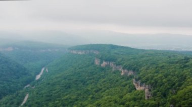 Kafkasya Dağları, Adygeya. Sis içinde Belaya Nehri ve Una-Koz sırtı üzerinde uçuyor..