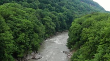 Kafkasya Dağları, Adygeya. Sis içinde Belaya Nehri ve Una-Koz sırtı üzerinde uçuyor..