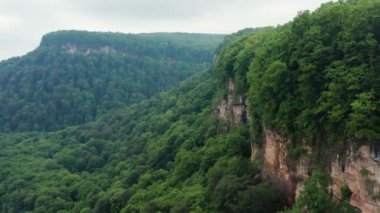Kafkasya Dağları, Adygeya. Sis içinde Belaya Nehri ve Una-Koz sırtı üzerinde uçuyor..