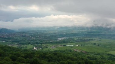 Kafkasya Dağları, Adygeya. Sis içinde Belaya Nehri ve Una-Koz sırtı üzerinde uçuyor..