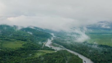 Kafkasya Dağları, Adygeya. Sis içinde Belaya Nehri ve Una-Koz sırtı üzerinde uçuyor..
