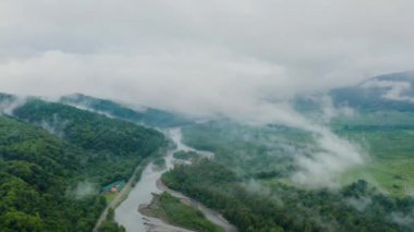 Kafkasya Dağları, Adygeya. Sis içinde Belaya Nehri ve Una-Koz sırtı üzerinde uçuyor..