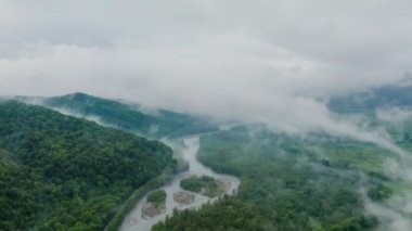 Kafkasya Dağları, Adygeya. Sis içinde Belaya Nehri ve Una-Koz sırtı üzerinde uçuyor..