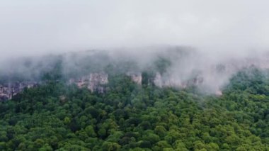Kafkasya Dağları, Adygeya. Sis içinde Belaya Nehri ve Una-Koz sırtı üzerinde uçuyor..