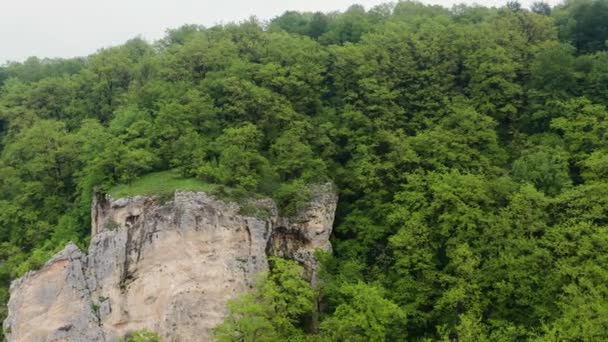 高加索山脉 Adygeya 在大雾中飞越Belaya河和Una Koz山脊 — 图库视频影像