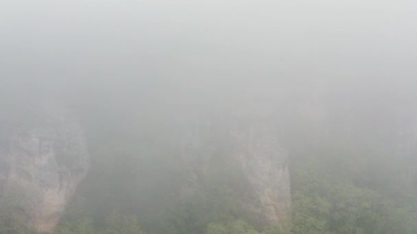 高加索山脉 Adygeya 在大雾中飞越Belaya河和Una Koz山脊 — 图库视频影像