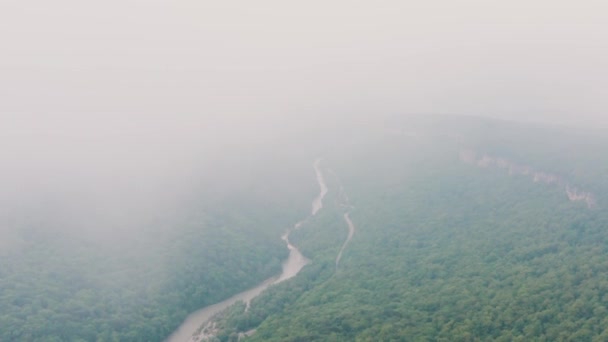 高加索山脉 Adygeya 在大雾中飞越Belaya河和Una Koz山脊 — 图库视频影像