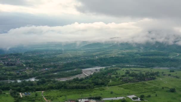 Kaukasuksen Vuoret Adygeya Lentäminen Belayajoen Una Kozin Harjanteen Yli Sumussa — kuvapankkivideo