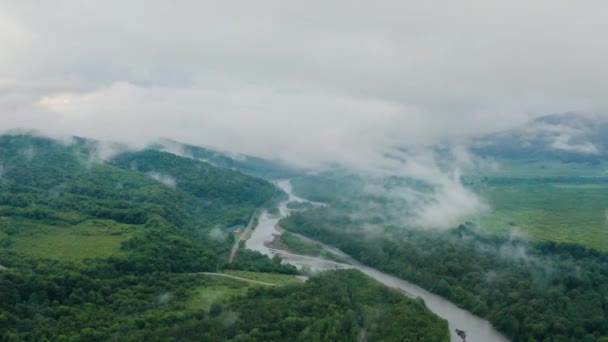 Βουνά Του Καυκάσου Αντιγκέια Πετώντας Πάνω Από Τον Ποταμό Belaya — Αρχείο Βίντεο