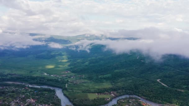 高加索山脉 Adygeya 在大雾中飞越Belaya河和Una Koz山脊 — 图库视频影像
