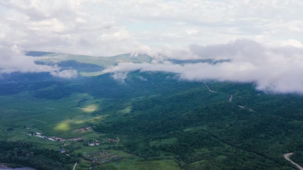 高加索山脉 Adygeya 在大雾中飞越Belaya河和Una Koz山脊 — 图库视频影像