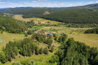 Güney Urallar. Turist üssü Sukhov Kluch yazın.