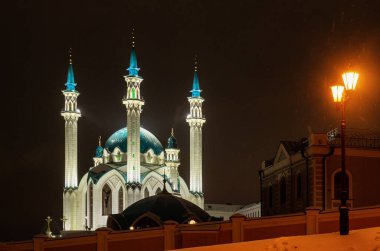 Kışın Kazan. Gece ışıklandırmalı Kul Şerif Camii.