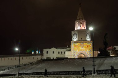 Kışın Kazan. Şenlikli ışıkta Kazan Kremlin..