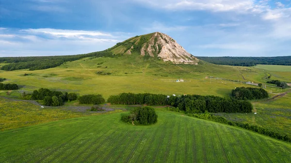 Kireç taşı Shikhan Toratau 'dan oluşan antik denizin resifinden geriye kalanlar. Hava görünümü.