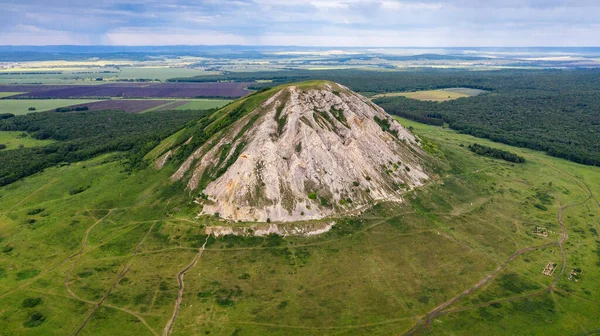 Kireç taşı Shikhan Toratau 'dan oluşan antik denizin resifinden geriye kalanlar. Hava görünümü.