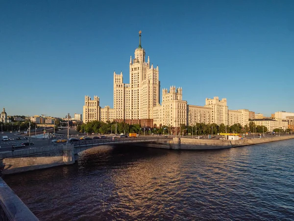 夏のモスクワ ボルシェイ ウスティンスキー橋から街の景色 スターリン様式のコテルニチェスカヤ堤防の超高層ビル — ストック写真