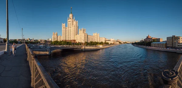 夏のモスクワ ボルシェイ ウスティンスキー橋から街の景色 スターリン様式のコテルニチェスカヤ堤防の超高層ビル — ストック写真