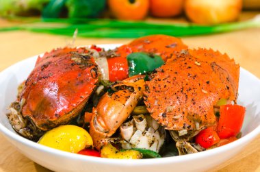 kara biber soslu kızartılmış Yengeç karıştırın