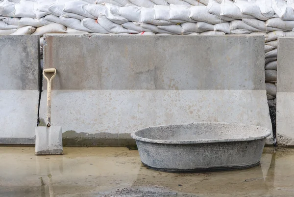 Лопата с контейнером для перемешивания бетона — стоковое фото