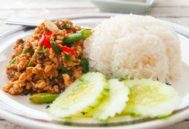 Tayland baharatlı yemekleri fesleğen tavuk kızarmış pilav tarifi (krapao gai)