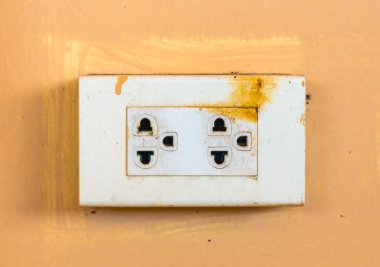 Duvardaki eski kirli elektrik prizine soket anahtarı