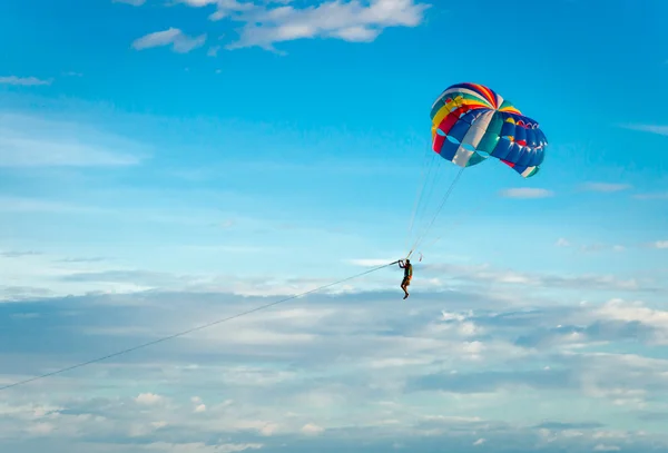 Uomo parasailing alto nel cielo — Foto Stock