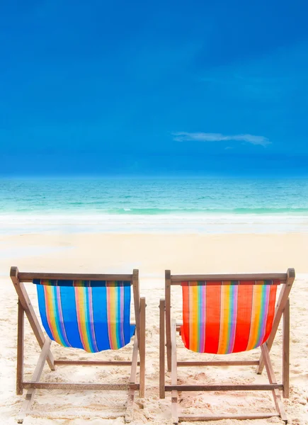 Duas cadeiras de praia na praia com céu azul — Fotografia de Stock