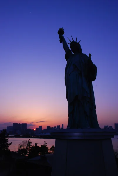 Replica estátua da liberdade ao entardecer — Fotografia de Stock