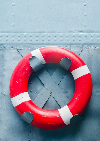 Červená záchranný kruh, připojené k stěna kovová loď — Stock fotografie