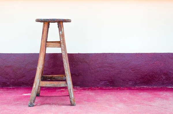 Vieille chaise en bois sur fond de mur — Photo