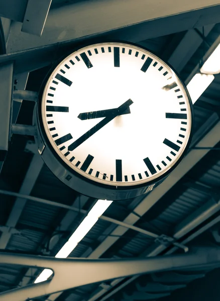 Часы на железнодорожном вокзале — стоковое фото