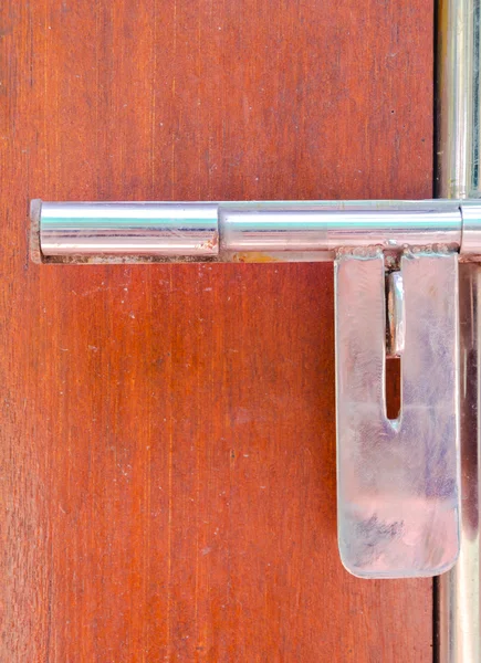 Κόκκινη ξύλινη πόρτα με κλειδί — Φωτογραφία Αρχείου