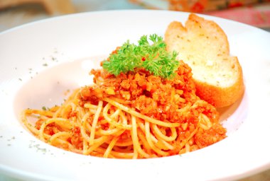 Beyaz tabak spagetti Bolonez