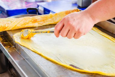 Hint yemekleri tavada tereyağlı düz ekmek roti yapma dostum
