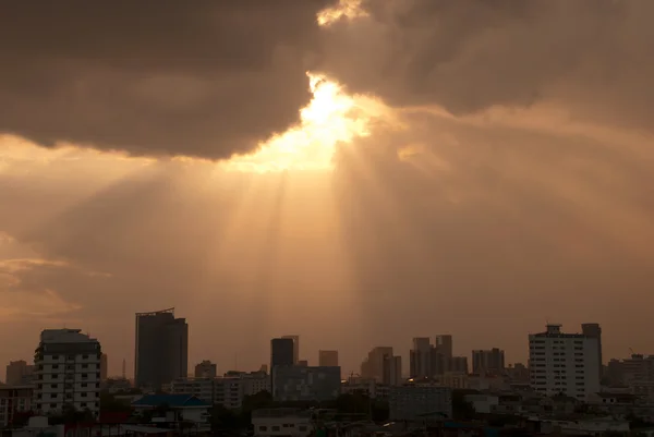 Rays of sunlight bursting through clouds above Bangkok City — Stock Photo, Image