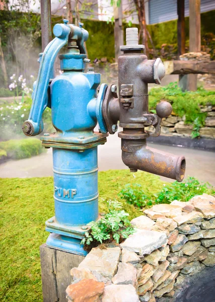 Old retro water pump in garden — Stock Photo, Image