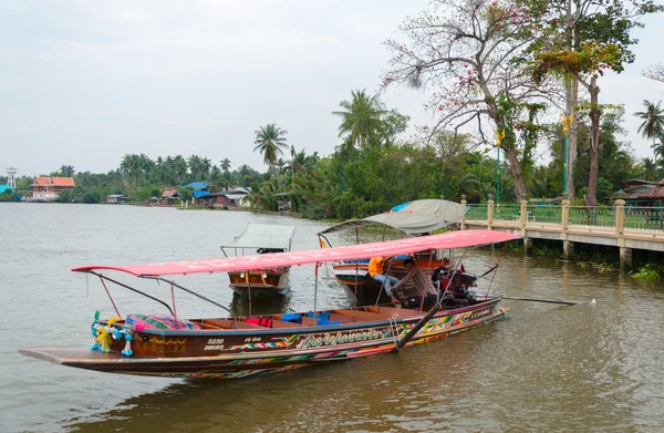 Неопознанный тайский водитель длиннохвостой лодки — стоковое фото