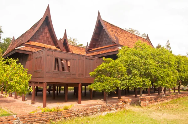 Thai House edifício de madeira Rodeado por paredes de tijolo vermelho — Fotografia de Stock