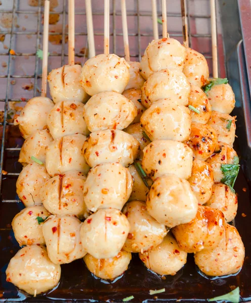 Крупный план тайской уличной еды фрикадельки на гриле с палками — стоковое фото
